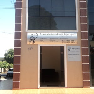 Na fachada do escritório da mineira Frutal, a imagem da deusa Thêmis caracteriza a banca. 