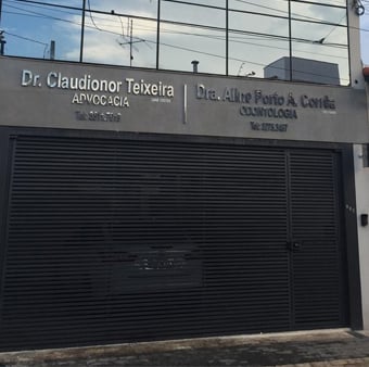 A vidraça do escritório reflete o céu azul de Itapetininga/SP e chama atenção para sua fachada. 