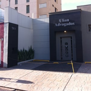 No escritório de Ribeirão Preto/SP um canteiro lateral de espadas-de-são-jorge energiza o ambiente. 