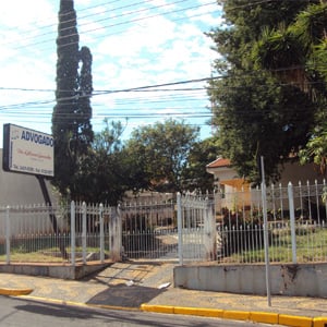 Em Votuporanga/SP, o escritório se encontra recuado em amplo terreno arborizado. 