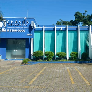 Com um amplo estacionamento, o escritório da capital paulista, SP, se destaca pela arquitetura moderna e diferenciada.