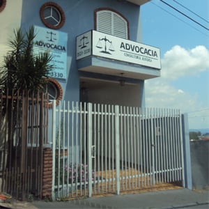 Além do azul do céu, tons azulados preenchem a fachada da banca de São Sebastião do Paraíso/MG. 