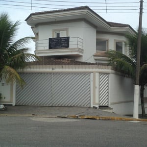 A casa marcada por uma arquitetura recortada abriga o escritório do Guarujá/SP. 