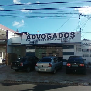 Na capital paraibana, João Pessoa, o escritório, designado centro jurídico, possui amplo estacionamento para os clientes.