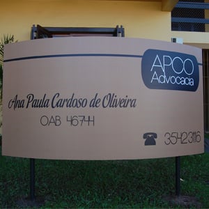 A grande placa fixada no gramado quase encobre a frente da banca de Taquara/RS, município de colonização predominantemente alemã. 