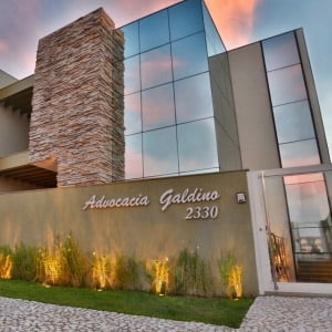 A fachada espelhada de Maringá/PR reflete o encanto das cores no céu. 