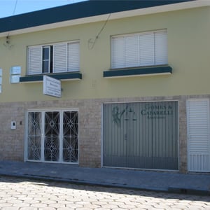 Na alta Mogiana, São Sebastião do Paraíso/MG, a cor do ouro verde adorna as cores do escritório. 