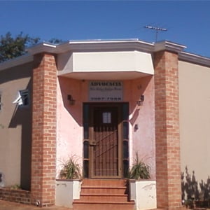 Os pilares de tijolos à vista sobressaem no escritório de Serrana/SP.