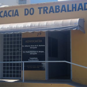 O extenso toldo do escritório de Frutal/MG protege os clientes do sol.