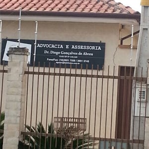 No interior de SP, em Cravinhos, grades e cerca elétrica fecham a frente do escritório. 