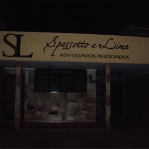 A parede de pedras do escritório sobressai na escura noite de Ribeirão Preto/SP. 