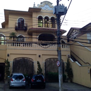 A arquitetura preservada do antigo casarão é o diferencial da fachada do escritório de São Paulo/SP. 