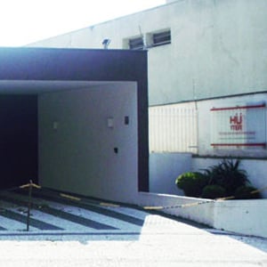 Faixas pretas demarcam o estacionamento da banca de Jundiaí/SP. 