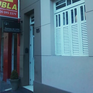 Mesmo com uma arquitetura modernizada, a banca de João Pessoa/PB ainda conserva traços coloniais, notados na janela do escritório.