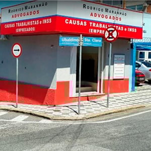 O vermelho na fachada da banca de Sorocaba/SP chama atenção de quem passa pela esquina.