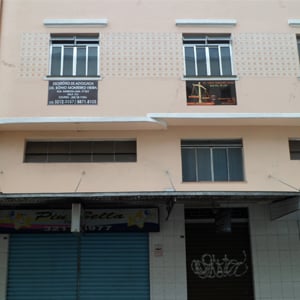 O tom pastel e os azulejos estampados proporcionam um toque suave na fachada do escritório de Uberlândia/MG, localizado em prédio de construção antiga. 