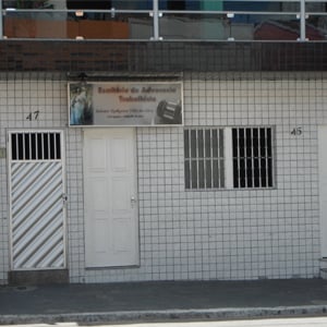 A deusa Têmis simboliza a Justiça no escritório azulejado de Bezerros/PE. 