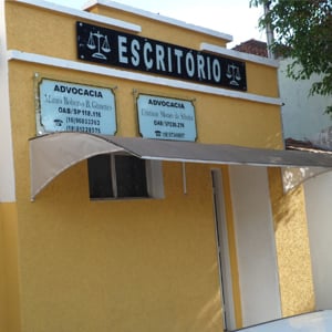 Na parede com efeito grafiato, as placas de vidro indicam os profissionais do escritório de Pacaembu, interior paulista. 