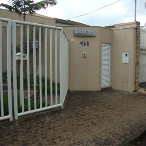 Por meio das grades, um gracioso jardim embeleza a frente do escritório mineiro de Uberlândia/MG.