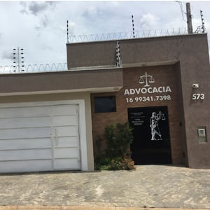 No escritório de Ibaté, interior de SP, a deusa Thêmis na porta da banca recepciona os clientes. 