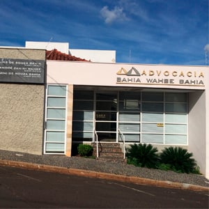 A extensa calçada em mosaico português realça a frente do escritório de Jaboticabal/SP.