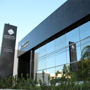 A frente espelhada do escritório sergipano reflete o bom tempo que faz em Aracaju/SE.