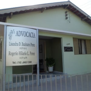 A placa metalizada contrasta com a cor neutra do escritório de Junqueirópolis/SP.