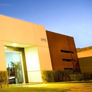 As luzes realçam ainda mais a fachada do escritório da capital potiguar Natal ao entardecer.