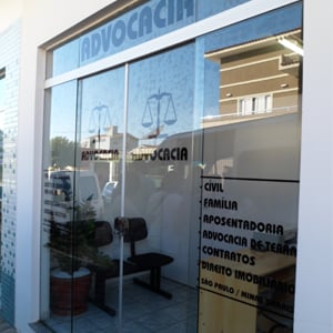 Na sala onde se localiza a banca mineira de Monte Sião, o vidro reflete o movimento da rua e serve como vitrine com as áreas de atuação.