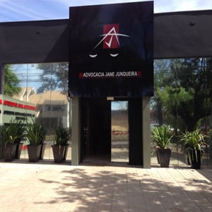 No escritório de Maringá/PR, a natureza é retratada através do reflexo das árvores na fachada espelhada. 