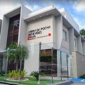 O belo jardim e a arquitetura moderna atribuem um aspecto ímpar para a banca de Manaus/AM.  