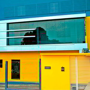 Na capital do Acre, Rio Branco, o escritório se destaca pela arquitetura moderna e pela vibrante cor amarela. 