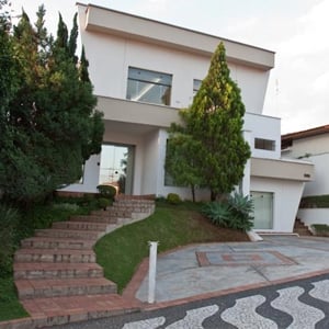 Os detalhes, desde o mosaico no estacionamento até a escadaria entre o jardim, chamam atenção na fachada do escritório de Piracicaba/SP. 