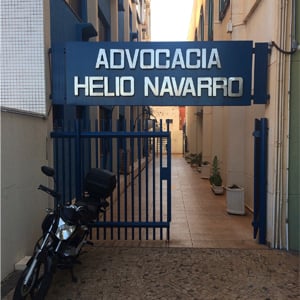 No início do extenso corredor, a placa indica o escritório na cidade do rodeio, Barretos/SP.