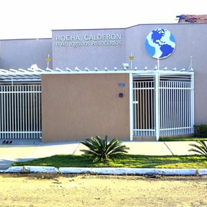 O desenho de um globo chama atenção para o clássico escritório de Três Lagoas/MS. 