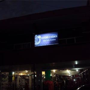 A placa iluminada do escritório chama atenção na noite de Puerto Iguazú/Argentina. 