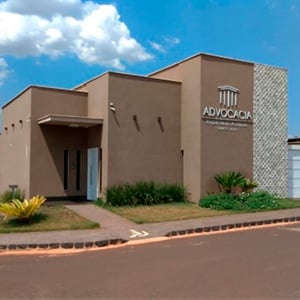 O tom sóbrio da fachada de Itumbiara/GO garante ao escritório  elegância e irreverência.