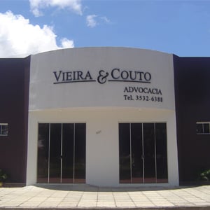 Na região central do país, o escritório de Sinop/MT mescla tons harmônicos buscando integrar um visual convidativo e que ao mesmo tempo expresse a boa imagem da banca.