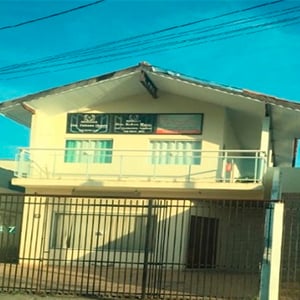 A casa com dois patamares, no estilo praiano, abriga o escritório de Caraguatatuba/SP. 