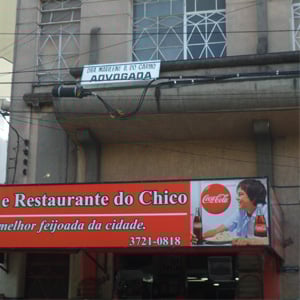 A arquitetura antiga marca a fachada do escritório mineiro de Poços de Caldas. 