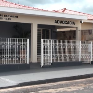 Dividindo espaço com outro estabelecimento, a banca de Guariba/SP se destaca pelo tom suave e pelas aberturas frontais. 