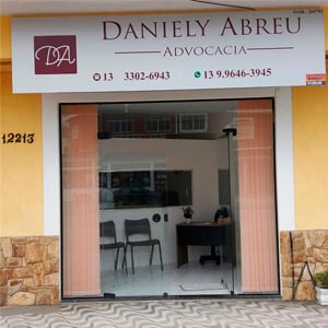 Em Praia Grande/SP, a calçada de pedras portuguesas imitando ondas realça a simpática fachada do escritório litorâneo.