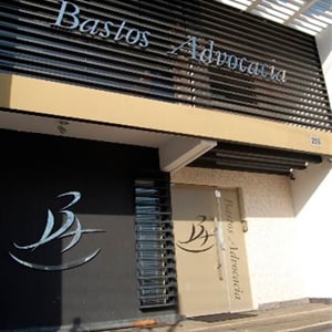 As linhas horizontais realçam o estilo moderno da fachada do escritório de Goiânia/GO. 