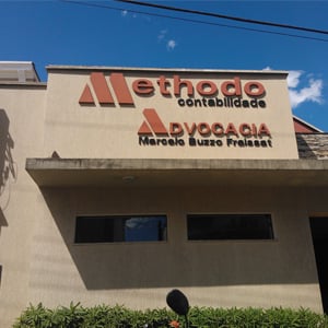 O volumoso canteiro colore a frente do escritório de Mococa/SP.