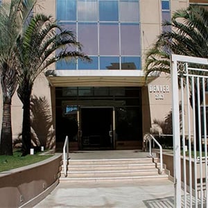 A fachada da banca de São Paulo/SP combina de forma harmoniosa o paisagismo bem elaborado com as vidraças que dão um toque de modernidade.