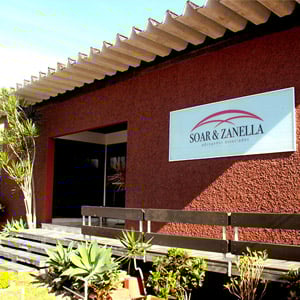 Diversas espécies de plantas alegram a entrada do escritório de Rio do Sul/SC. 