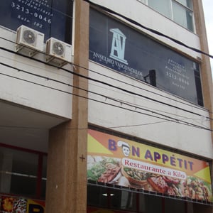 O vidro fumê e o ar condicionado refrescam o ambiente da banca nordestina de Aracaju/SE. 