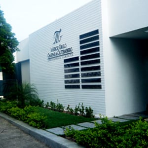 O verde do canteiro realça a fachada do escritório da capital potiguar Natal/RN. 