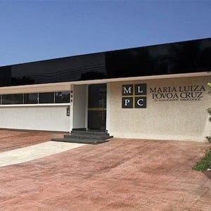 As iniciais do nome do escritório de Goiânia/GO formam o logo em destaque na fachada.