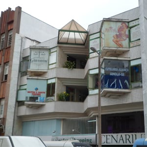 A arquitetura bem recortada chama atenção para o prédio onde está instalado o escritório da mineira Juiz de Fora. 